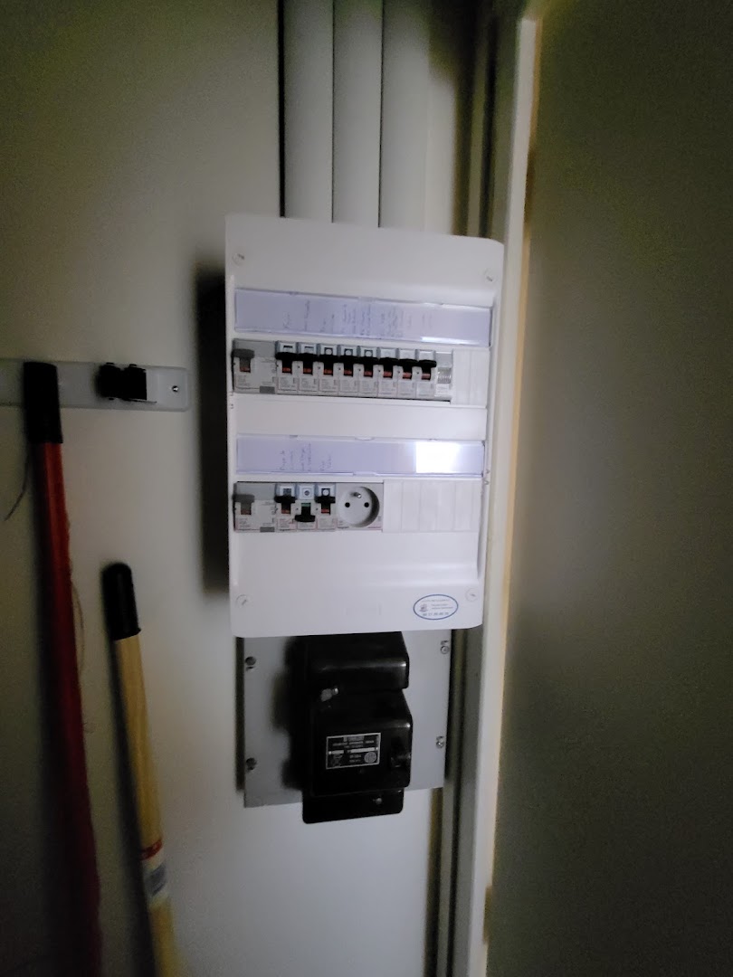 A Contre Courant - Electricien — Photos 2
